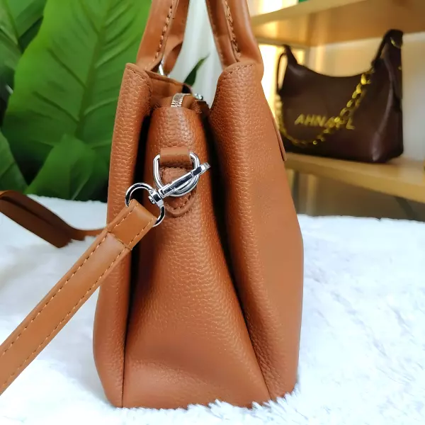 9 - Bolsa de mano estructurada con costuras de diamante y detalle triangular
