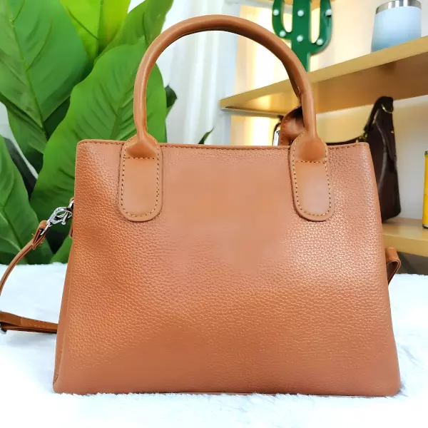10 - Bolsa de mano estructurada con costuras de diamante y detalle triangular