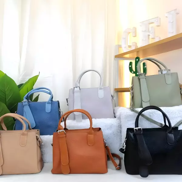 1 - Bolsa de mano estructurada con costuras de diamante y detalle triangular