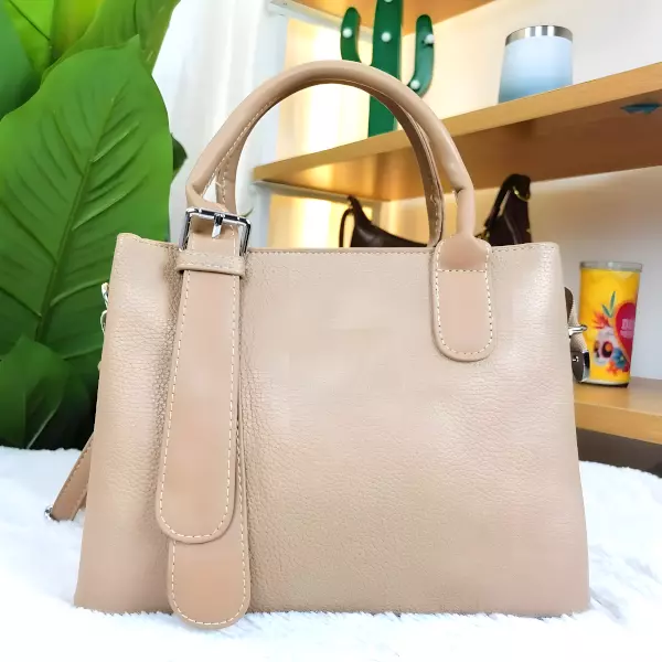 2 - Bolsa de mano estructurada con costuras de diamante y detalle triangular
