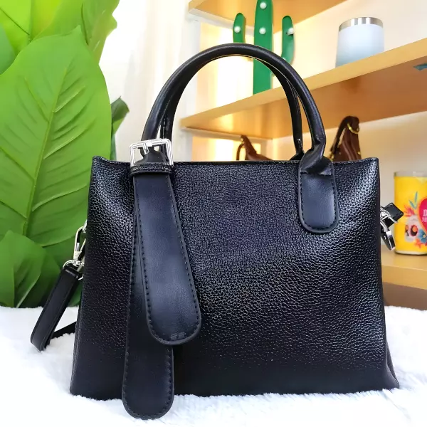 3 - Bolsa de mano estructurada con costuras de diamante y detalle triangular