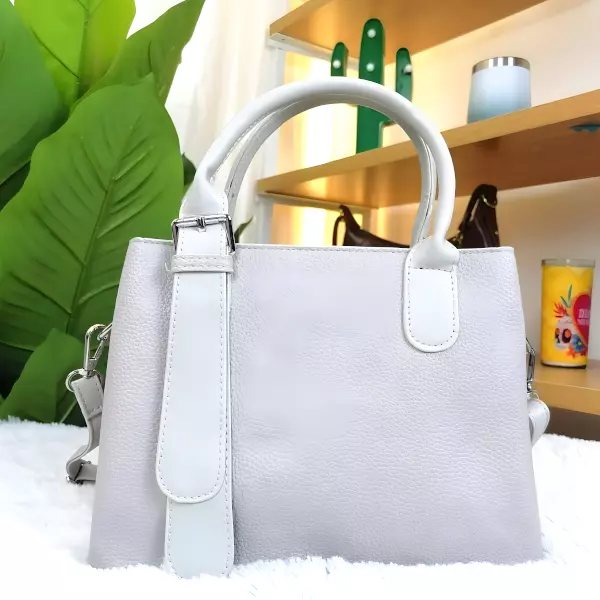 4 - Bolsa de mano estructurada con costuras de diamante y detalle triangular