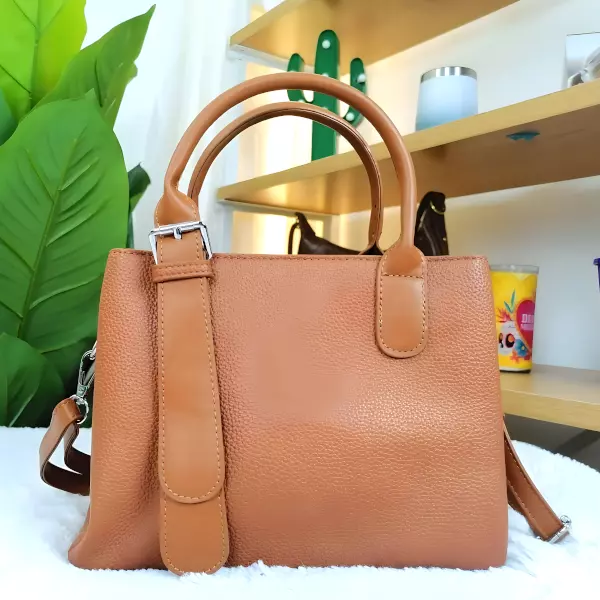 5 - Bolsa de mano estructurada con costuras de diamante y detalle triangular