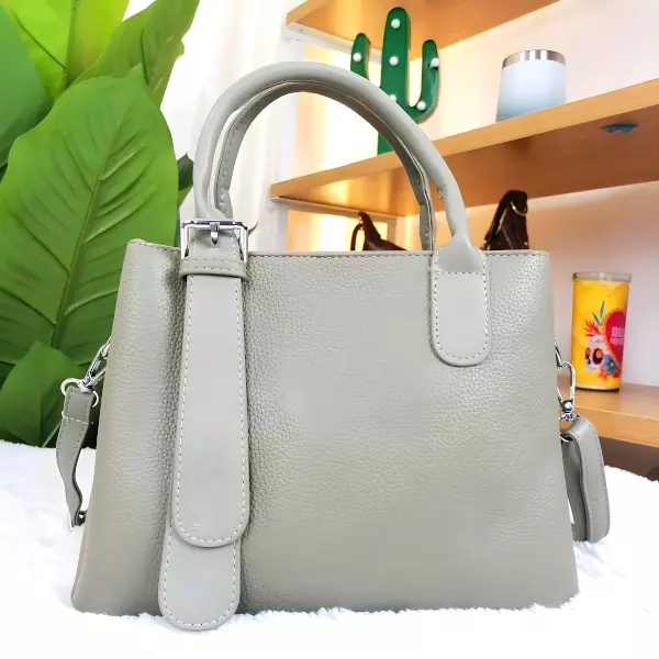 6 - Bolsa de mano estructurada con costuras de diamante y detalle triangular