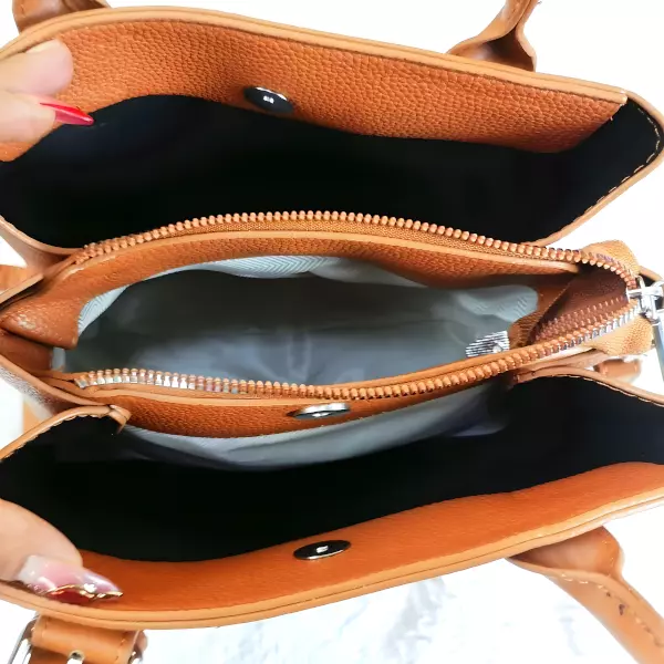7 - Bolsa de mano estructurada con costuras de diamante y detalle triangular