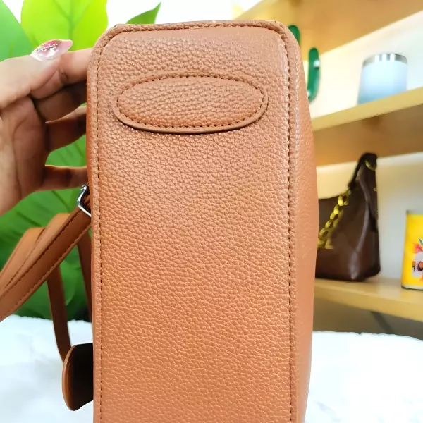 8 - Bolsa de mano estructurada con costuras de diamante y detalle triangular