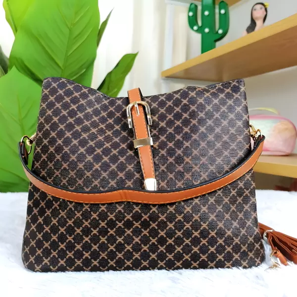 1 - Bolsa de mano estructurada con textura de micro-rombos y herraje dorado