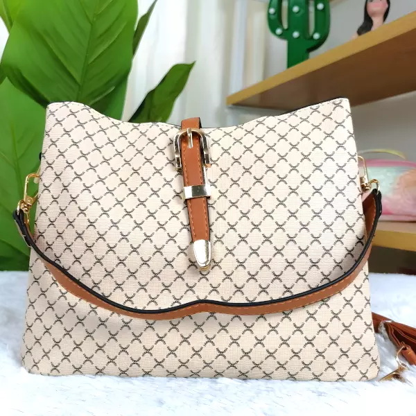 2 - Bolsa de mano estructurada con textura de micro-rombos y herraje dorado