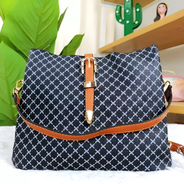 3 - Bolsa de mano estructurada con textura de micro-rombos y herraje dorado