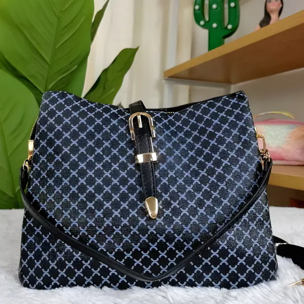 4 - Bolsa de mano estructurada con textura de micro-rombos y herraje dorado