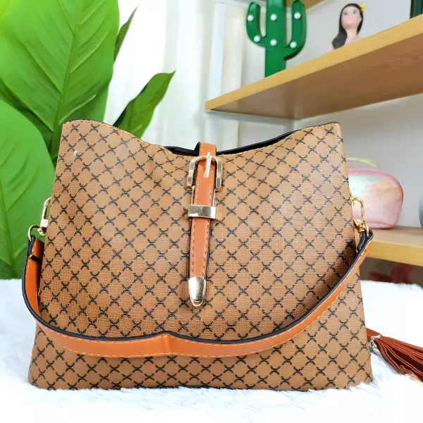 5 - Bolsa de mano estructurada con textura de micro-rombos y herraje dorado