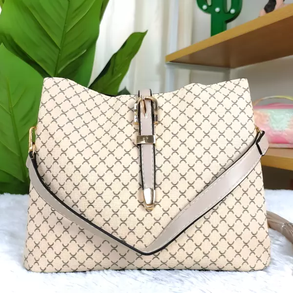 6 - Bolsa de mano estructurada con textura de micro-rombos y herraje dorado