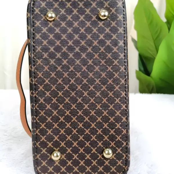 7 - Bolsa de mano estructurada con textura de micro-rombos y herraje dorado