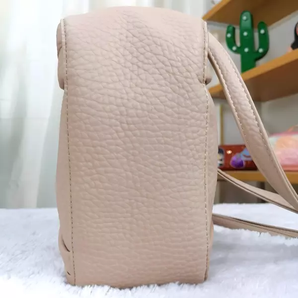 9 - Bolsa de mano tipo Tote con diseño de triángulo frontal