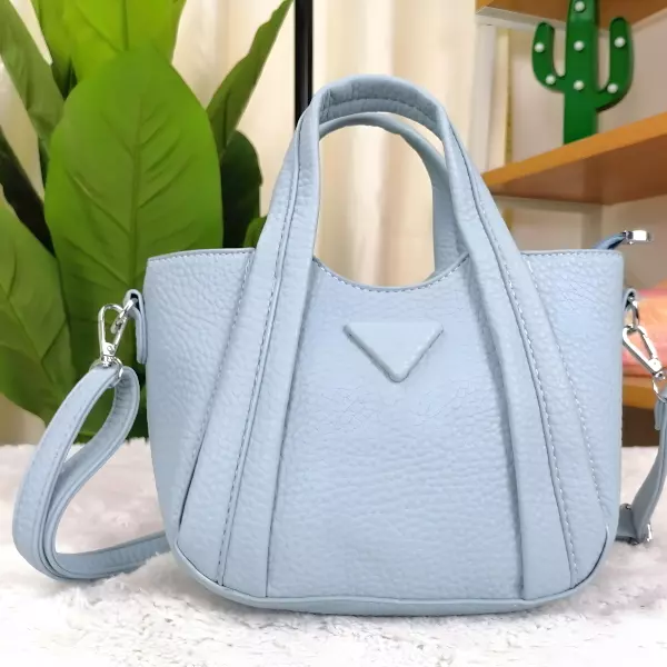 1 - Bolsa de mano tipo Tote con diseño de triángulo frontal
