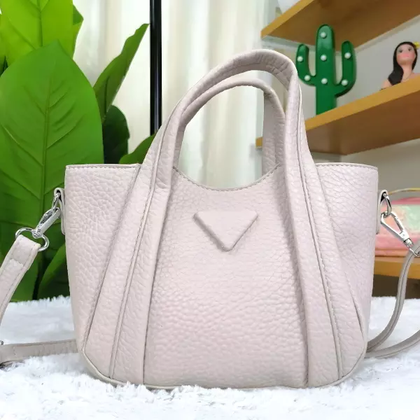 2 - Bolsa de mano tipo Tote con diseño de triángulo frontal