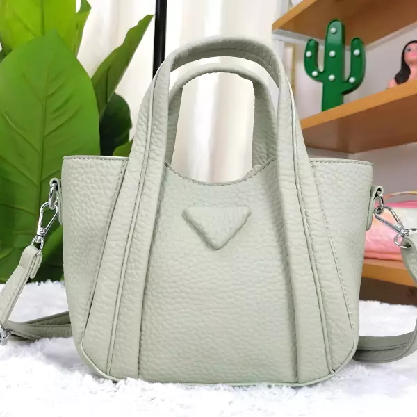 3 - Bolsa de mano tipo Tote con diseño de triángulo frontal