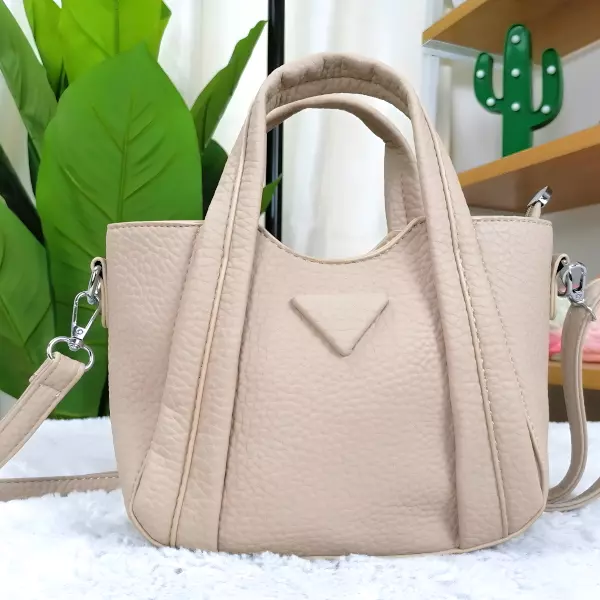 4 - Bolsa de mano tipo Tote con diseño de triángulo frontal