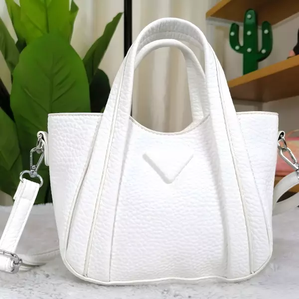 5 - Bolsa de mano tipo Tote con diseño de triángulo frontal