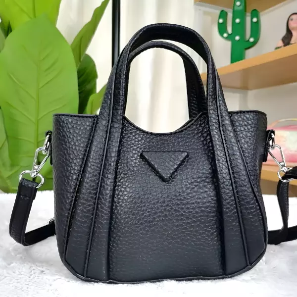 6 - Bolsa de mano tipo Tote con diseño de triángulo frontal