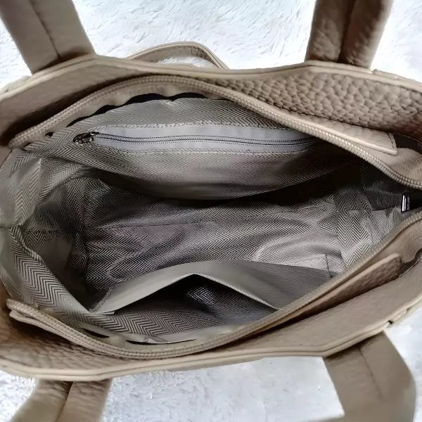 7 - Bolsa de mano tipo Tote con diseño de triángulo frontal