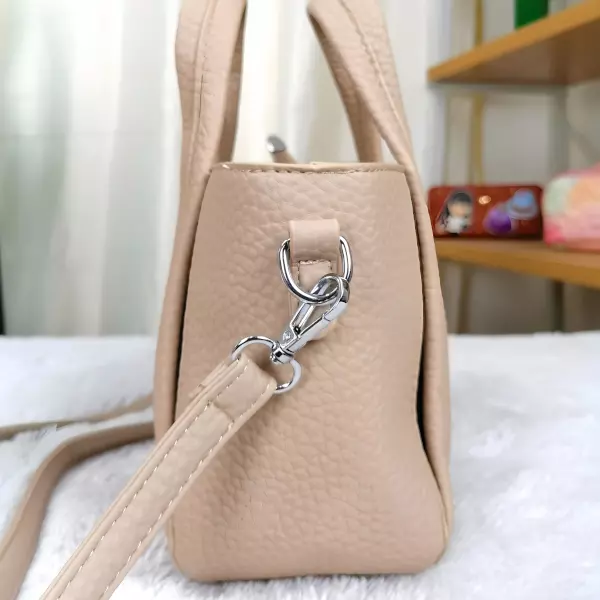 8 - Bolsa de mano tipo Tote con diseño de triángulo frontal
