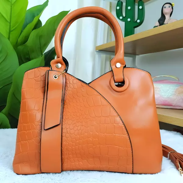 1 - Bolsa de mano tipo Tote con herraje circular y textura de rayas