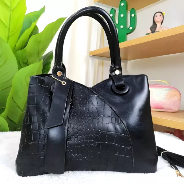 2 - Bolsa de mano tipo Tote con herraje circular y textura de rayas