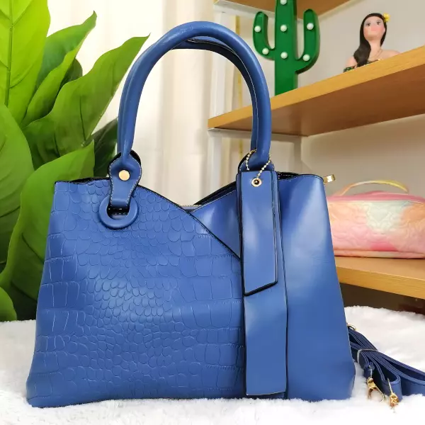 3 - Bolsa de mano tipo Tote con herraje circular y textura de rayas