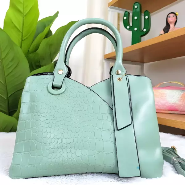 4 - Bolsa de mano tipo Tote con herraje circular y textura de rayas
