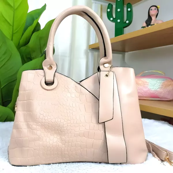 5 - Bolsa de mano tipo Tote con herraje circular y textura de rayas