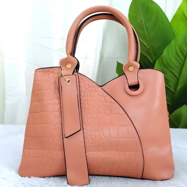 6 - Bolsa de mano tipo Tote con herraje circular y textura de rayas