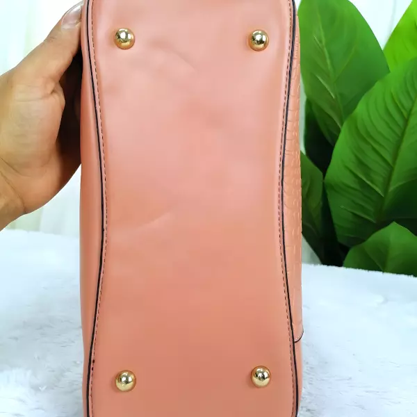 7 - Bolsa de mano tipo Tote con herraje circular y textura de rayas