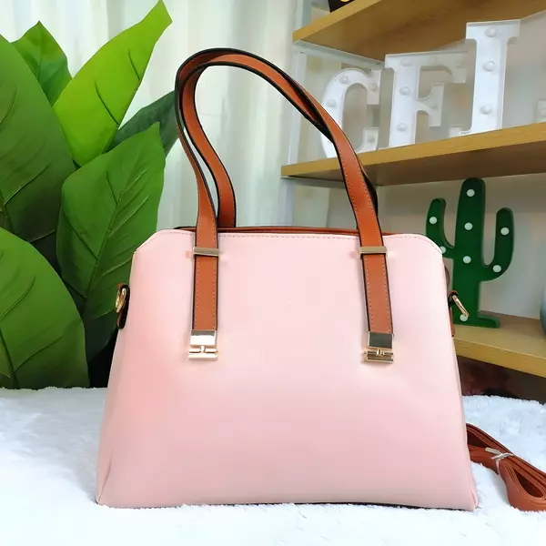 1 - Bolsa de mano tipo Tote estructurada con asas bitono y herrajes dorados