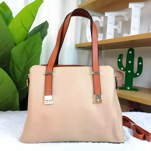 2 - Bolsa de mano tipo Tote estructurada con asas bitono y herrajes dorados