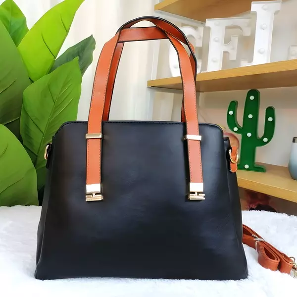 3 - Bolsa de mano tipo Tote estructurada con asas bitono y herrajes dorados