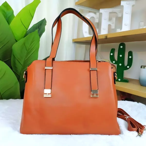 4 - Bolsa de mano tipo Tote estructurada con asas bitono y herrajes dorados