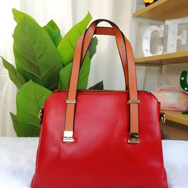 5 - Bolsa de mano tipo Tote estructurada con asas bitono y herrajes dorados