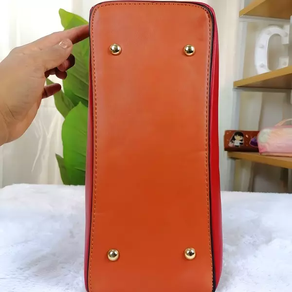 6 - Bolsa de mano tipo Tote estructurada con asas bitono y herrajes dorados
