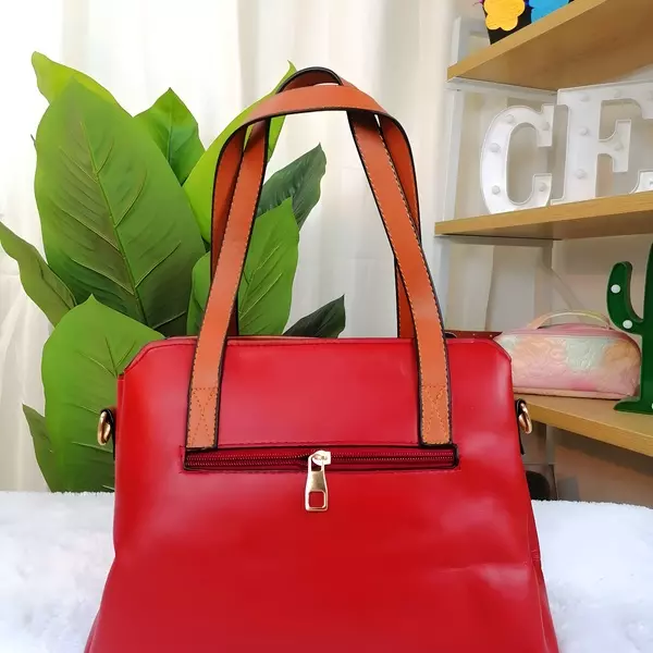 7 - Bolsa de mano tipo Tote estructurada con asas bitono y herrajes dorados