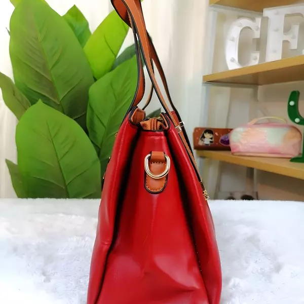 8 - Bolsa de mano tipo Tote estructurada con asas bitono y herrajes dorados