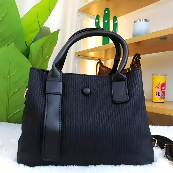 2 - Bolsa de mano tipo Tote lisa con herraje rectangular dorado