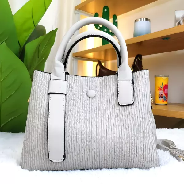 6 - Bolsa de mano tipo Tote lisa con herraje rectangular dorado