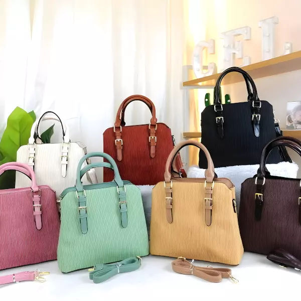0 - Bolsa tipo Tote con textura corrugada y botón decorativo