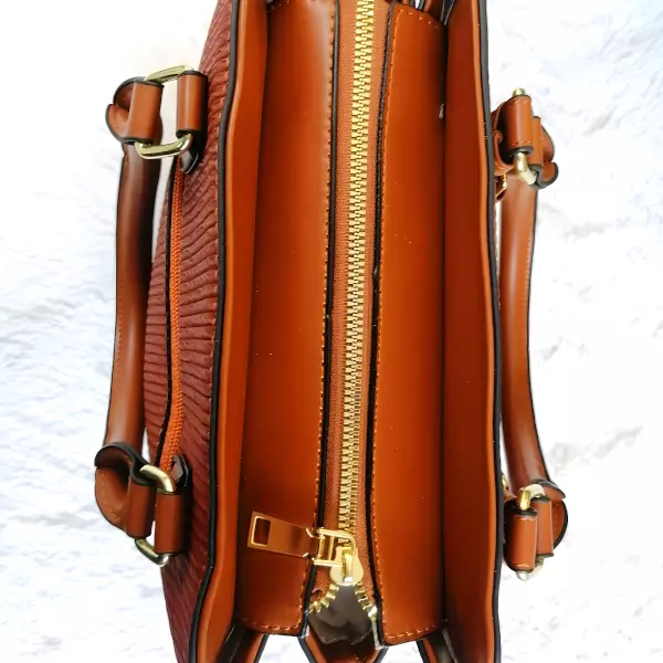 8 - Bolsa tipo Tote con textura corrugada y botón decorativo