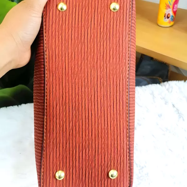 9 - Bolsa tipo Tote con textura corrugada y botón decorativo