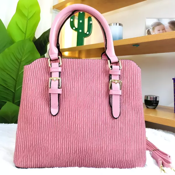 1 - Bolsa tipo Tote con textura corrugada y botón decorativo