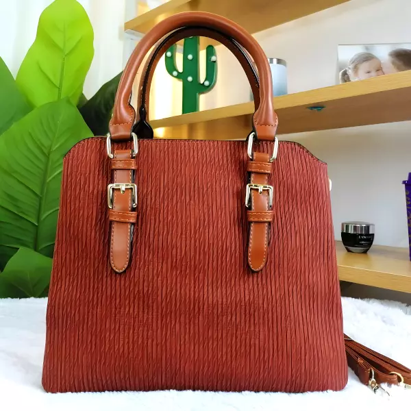 2 - Bolsa tipo Tote con textura corrugada y botón decorativo