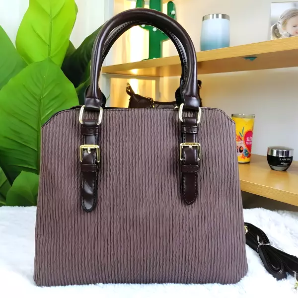 3 - Bolsa tipo Tote con textura corrugada y botón decorativo