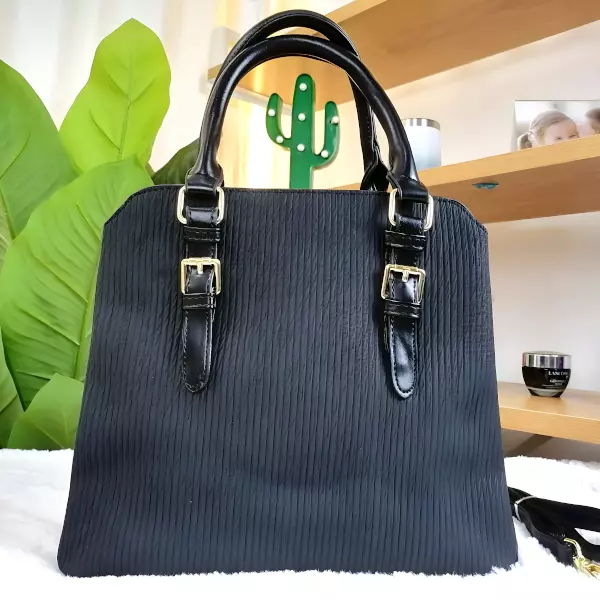 4 - Bolsa tipo Tote con textura corrugada y botón decorativo